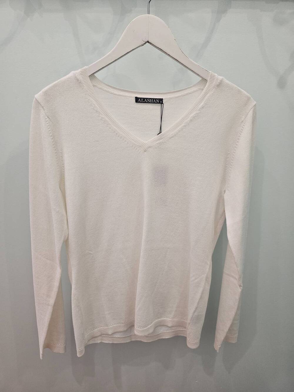 NEW ALASHAN CASHMERE women's classic v-neck sweater in white